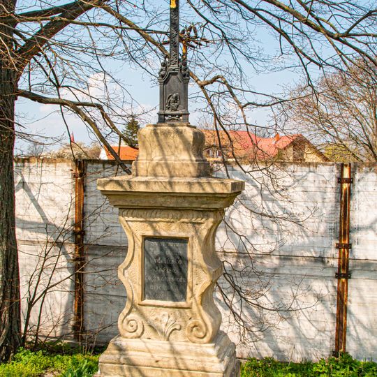 Kříž v Komárově střed obce