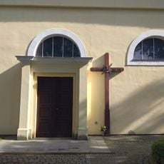 Kříž u kostela sv. Jana Křtitele a sv. Jana Evangelisty v Brně - Bystrci (2)