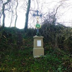 Kříž v úvozu severně od Nebužel