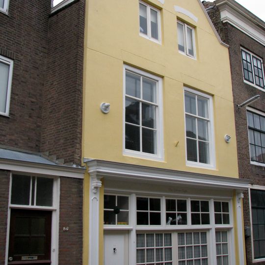 Pand met gepleisterde puntgevel