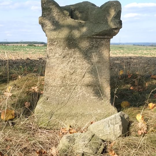 Kříž nad Kostelcem na kopci Bílý kámen