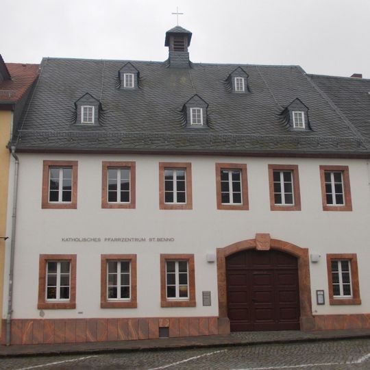 Ehemaliger Gasthof in geschlossener Bebauung, heute kath. Pfarrzentrum Nikolaistraße 53
