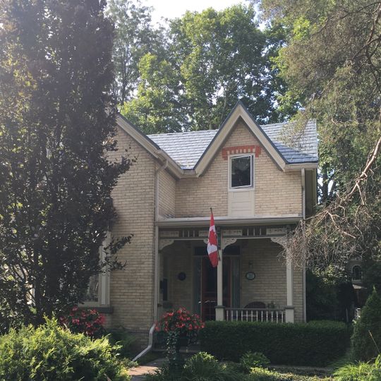 35 Elmwood Avenue East