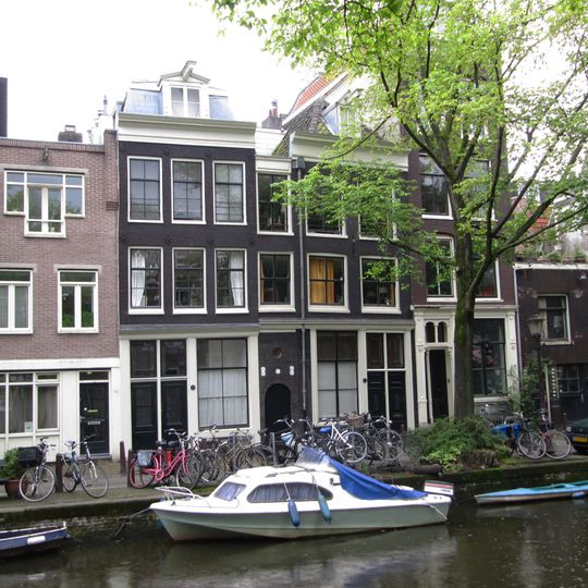 Huis met rechte lijst, dat ter linker zijde boven een thans afgesloten gang is overgebouwd