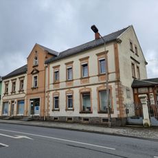 Modehaus Thräne; Wohn- und Geschäftshaus in offener Bebauung, mit Anbau und Einfriedung Hauptstraße 69