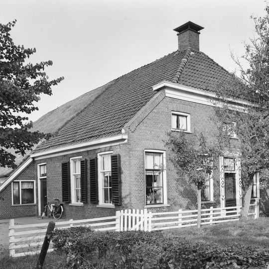 Stelpboerderij met omlijste ingang