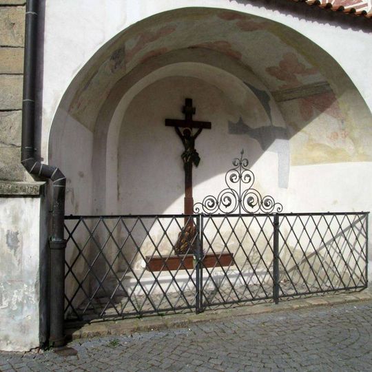 Kříž ve výklenku u kostela v Pelhřimově