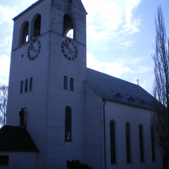 Kirche und umgebender, gärtnerisch gestalteter Kirchplatz mit Treppenanlage von der Lutherstraße Johann-Sebastian-Bach-Straße 1a