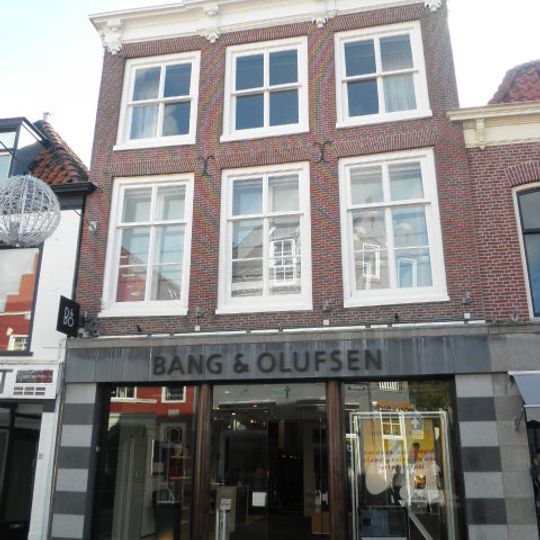 Pand met lijstgevel, consoles op de lijst