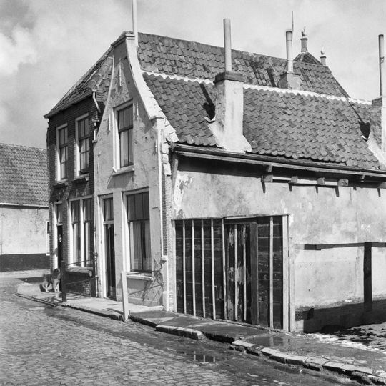 Huis met klokgevel aan de straat