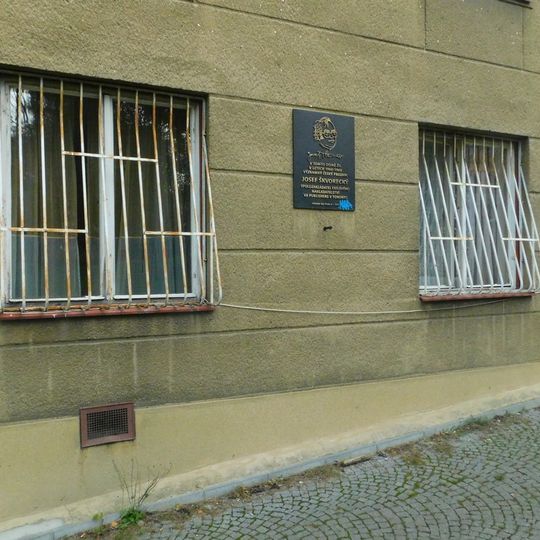 Pamětní deska Josefu Škvoreckému na domě Patočkova 1707/101 na Břevnově