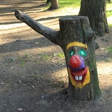 Фигура на углу еловой и лиственничной аллей