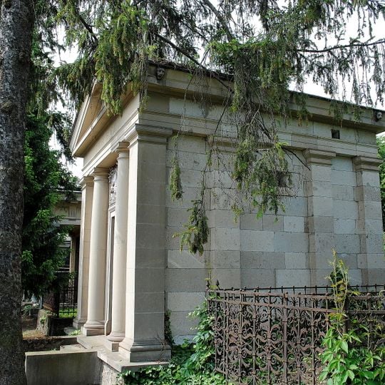 Cintorín sv. Rozálie, hrobka s reliéfmi