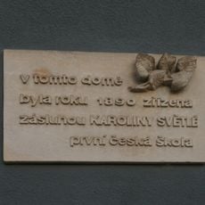 Pamětní deska první české školy na domě Pražská 388 v Hodkovicích nad Mohelkou