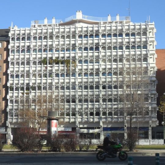 Viviendas para jueces y locales comerciales