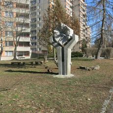 Plastika Léto v parku v ulici Aloisina výšina