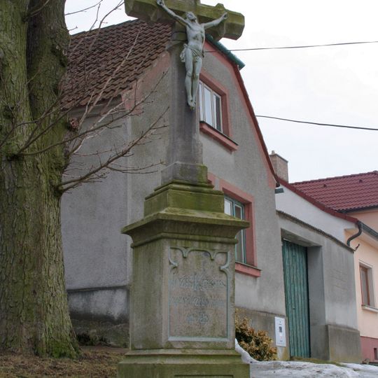 Kříž u kostela sv. Petra a Pavla v Horním Újezdě