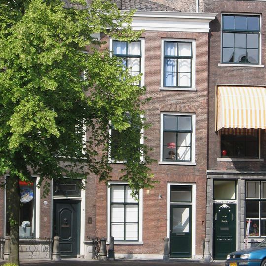 Pand met eenvoudige lijstgevel. Hardstenen vensterdorpels en stoeppalen