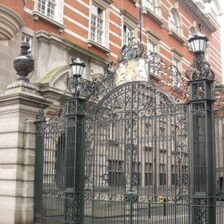 Gates And Piers Between Norman Shaw North And South Buildings, Former New Scotland Yard