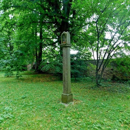 Kamenná boží muka v zámeckém parku v Herálci