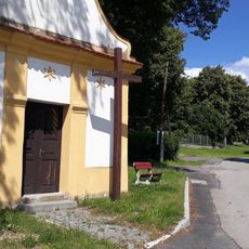 Kříž u kaple ve Velechvíně