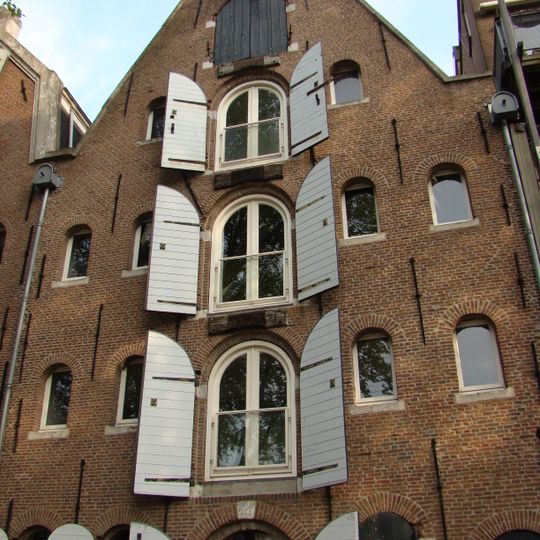 Breed pakhuis met gevel onder trapeziumtop