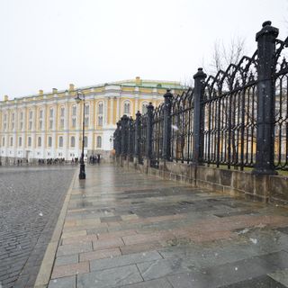 Ограда с двумя воротами между Большим дворцом и Оружейной палатой (Тверской)