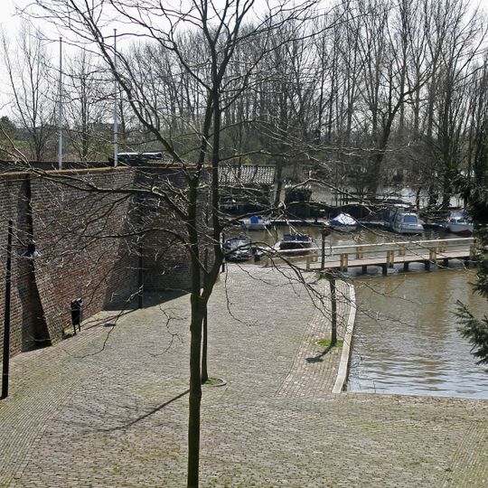 Langs de Linge fragment van de stadsmuur