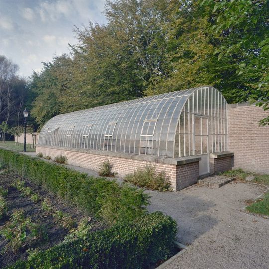 Havixhorst, tuinmuren met kas en hondenhokken