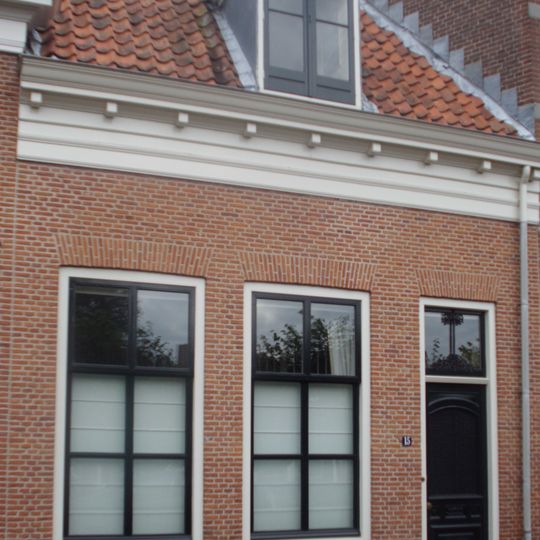 Huis met gepleisterde lijstgevel