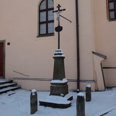 Kříž u kostela v Běšinách