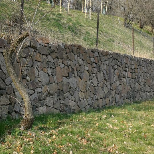 Einfriedungsmauern der Weinberge, Boselweg