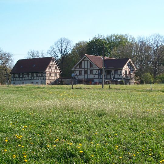 Östliches Seitengebäude und nördlicher Torbogen eines Zweiseithofes Felsenstraße 10