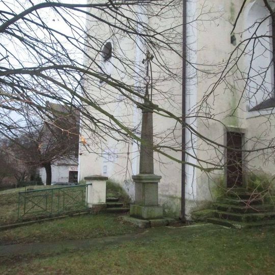 Kříž u kostela V Holýšově