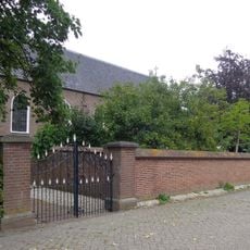 R.K. kerk en pastorie: tuinmuren, kerkhofmuren en hekwerken