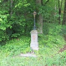 Kříž u silnice za hřbitovem v Rovensku pod Troskami