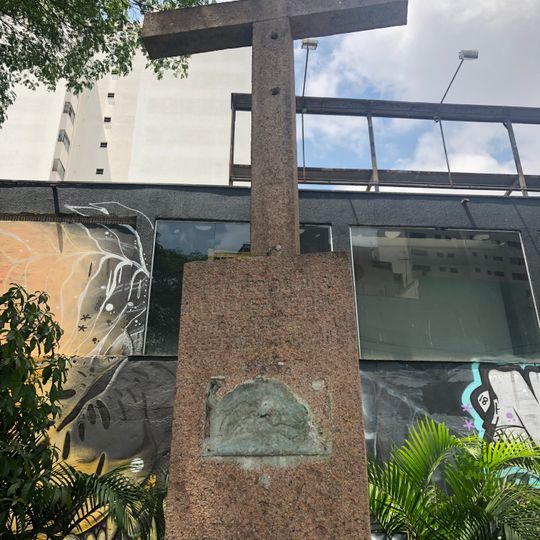 Crucifixo - Praça Dr. Afrodísio Vidigal, 90