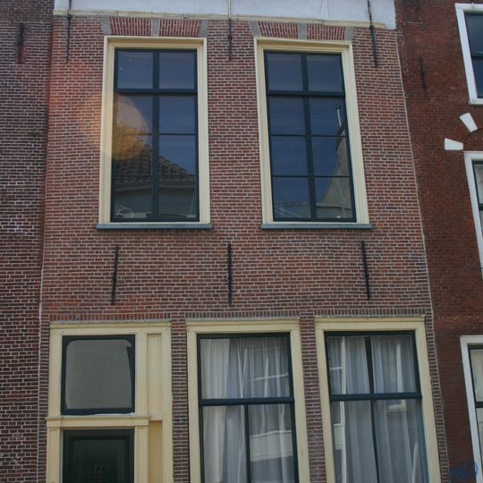 Pand met gevel met rechte kroonlijst, fries met mozaiekversiering