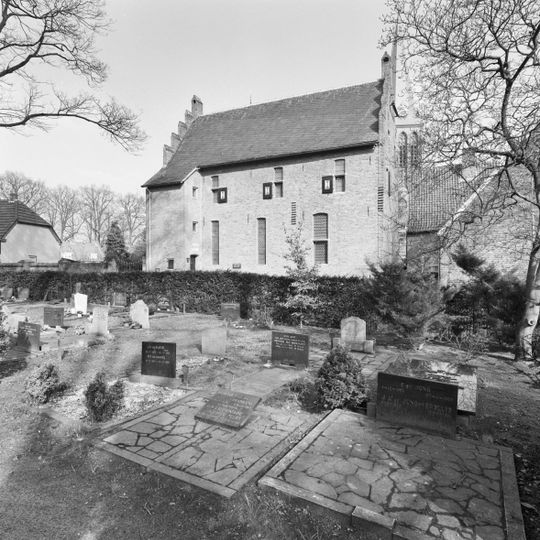 Rechthoekig huis met zadeldak tussen twee puntgevels en in de lange gevels muizetandfriezen. In de 16e eeuw zetel van de Bergse Munt