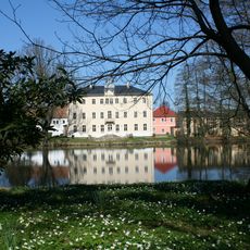 Sachgesamtheit Schloss und Rittergut Lauterbach, mit folgenden Einzeldenkmalen: Schloss (Schloßallee 4), vier Wohngebäude (Schloßallee 6, Gutshof 1 und die zwei ehemaligen Kavaliershäuser Gutshof 2 und 3), zwei aneinandergebaute Wirtschaftsgebäu