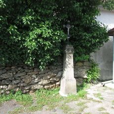 Kříž v Nekvasovech u zastávky