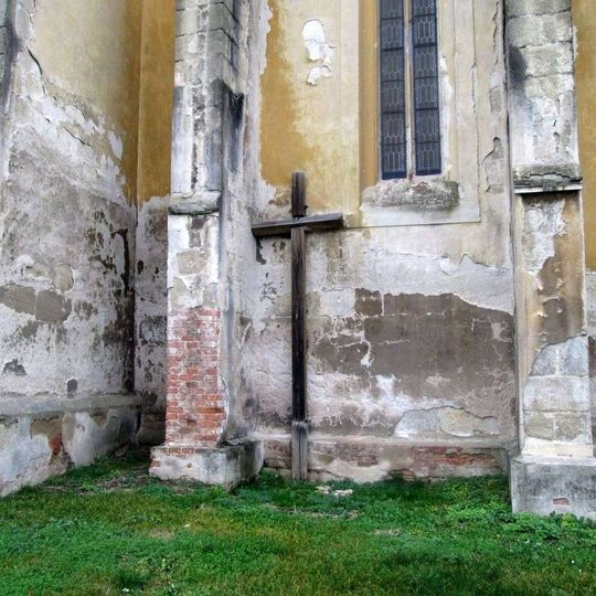 Kříž u kostela v Horních Sekyřanech