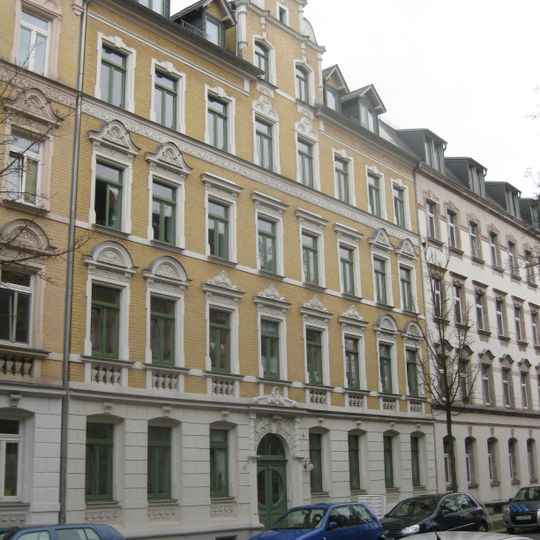Mietshaus in geschlossener Bebauung Klarastraße 43