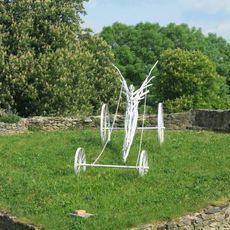 Kovová plastika na hradě Klenová