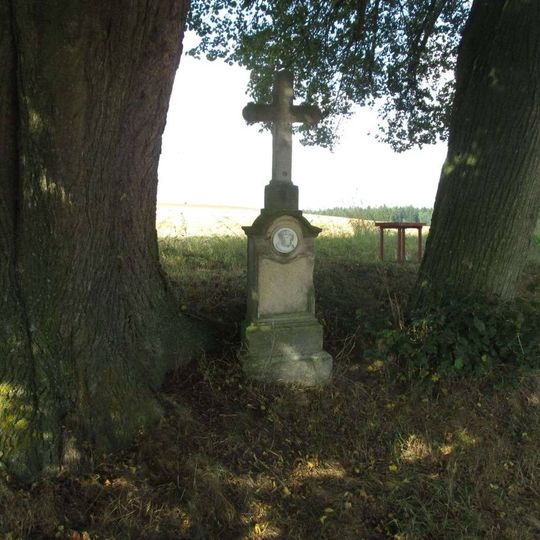 Kříž východně od Lipice u stromu