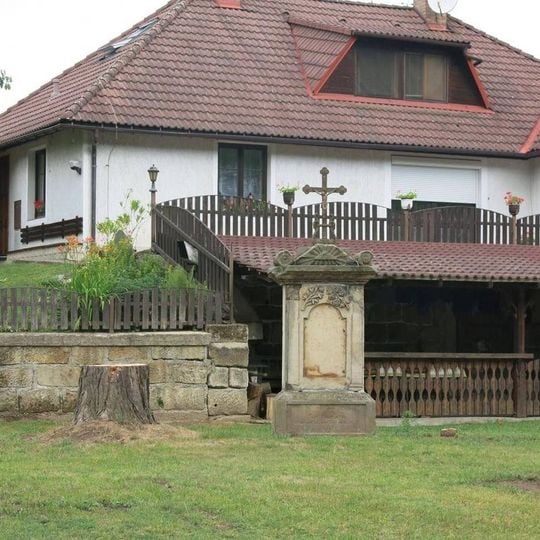 Kříž v zahradě domu 62 v Kamenické ulici v Zákupech