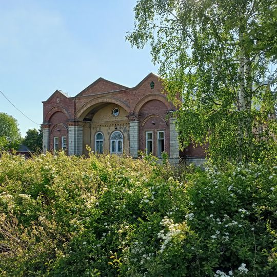 Парк с круглой чашей бассейна, расположенной по оси усадебного дома