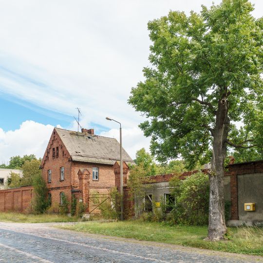 Nördliches Gutsverwalterhaus , westliches Pförtnerhaus mit Toranlage und Resten der Einfriedung , Wirtschaftsgebäude parallel zur Straße , südwestliche Scheune sowie südöstliches und östliches Wirtschaftsg