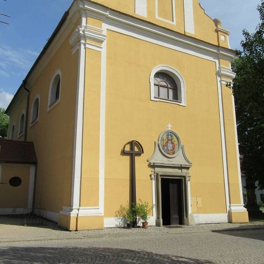 Dřevěný kříž v Němčicích na Hanou u kostela na Komenského náměstí