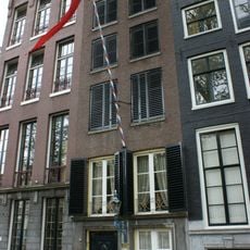 Pand met gevel onder rechte lijst met twee consoles